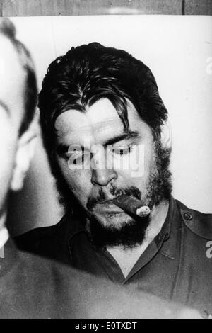 Nahaufnahme des kubanischen Revolutionär Che Guevara raucht eine Zigarre Stockfoto