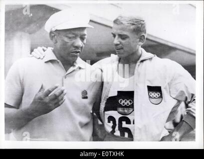 Sep 02, 1960 - den Olympischen Spielen 1960 In Rom. Der alte Champion erfüllt die neue. Foto zeigt ehemalige Olympiasieger Jesse Owens Stockfoto