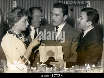 Sept. 09, 1960 - Französisch Boxer Rewarded.: Im Juni letzten Jahres in Sankt Nikolaus Arena, New York, schlagen die jungen französischen Mittelgewicht Boxer Marcel Pigou Argentiniens Eduard Lausse. Dieser Sieg brachte ihm einen Vertrag für über gegen Paul Pender, der Weltmeister in Boston am 5. November, heut Marcel Pigou '' Sensation-Dubonnet'' Trophäe ausgezeichnet wurde. Sängerin Annie Cordy und Entertainer Pierre Mondy waren bei der Zeremonie anwesend. Foto zeigt; Von links nach rechts: Annie Cordy, Jean Bretonnel, Pigou Manager, Marcel Pigou hält seine Trophäe und Pierre Mondy. Stockfoto