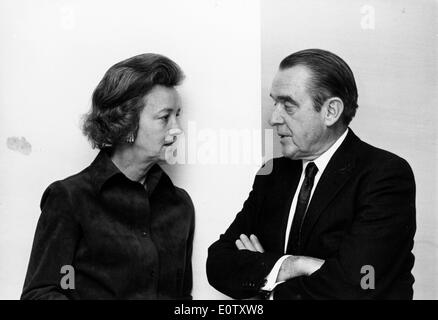 Verlag Katharine Graham spricht mit einem Kollegen Stockfoto