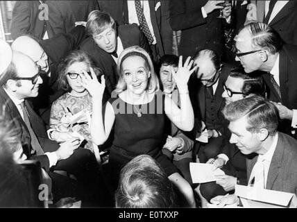 Schauspielerin Betty Grable umgeben von Menschen und Fans bei einer Veranstaltung Stockfoto