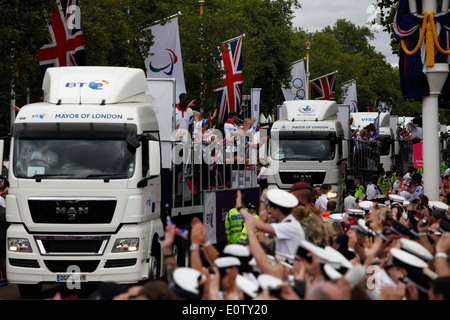 Massen jubeln während die Parade der Mall während der Siegesparade London 2012 für Team GB und GB Paralympischen Athleten in London Britain10 September 2012 durchläuft. Stockfoto