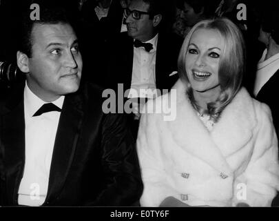 Virna Lisi bei einer Veranstaltung mit einem Freund Stockfoto