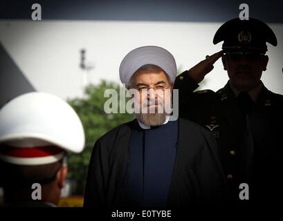 Teheran, Iran. 20. Mai 2014. Iranian President Hassan Rouhani (C) prüft die Ehre Wachen vor seiner Abreise nach China am Mehrabad Flughafen in Teheran, an 20. Mai 2014. Rohani linken Teheran für Shanghai am Dienstagmorgen an der Konferenz für Zusammenarbeit und vertrauensbildende Maßnahmen in Asien (CICA) Gipfel in Shanghai am 20. und 21. Mai stattfinden. © Ahmad Halabisaz/Xinhua/Alamy Live-Nachrichten Stockfoto