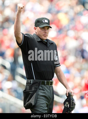 Home-Plate Umpire Jon Byrne (59) signalisiert eine Out im ersten Inning der sein erstes Spiel hinter der Platte während der New York Mets gegen die Washington Nationals-Spiel im Nationals Park in Washington, DC auf Sonntag, 18. Mai 2014. Bildnachweis: Ron Sachs / CNP (Einschränkung: NO New York oder New Jersey Zeitungen oder Zeitschriften in einem Umkreis von 75 Meilen von New York City) - kein Draht-SERVICE - /dpa Stockfoto