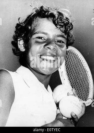 Tennis Pro Evonne Goolagong mit Schläger Stockfoto