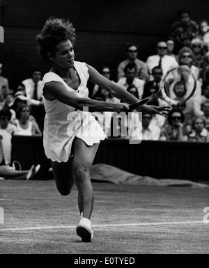 Tennis pro Evonne Goolagong spielt in Übereinstimmung Stockfoto