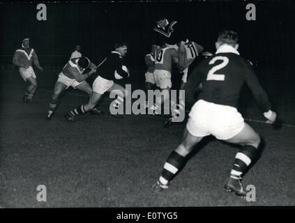 10. Oktober 1960 - Rugby XIII: Frances schlägt Neuseeland 22-II: Foto zeigt eine Vorfälle der französischen Rugby-Match-Versus New Zealand im Parc Des Princes in Paris. Letzte Nacht. Die Neuseeländer wurden durch das französische Team von 22 bis II geschlagen. Stockfoto