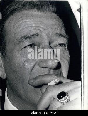 10. Oktober 1960 - John Wayne kommt In London für die Premiere von seinem Film: Der harte Mann des amerikanischen Films west, John Wayne, flog in London gestern für die Premiere seines eigenen Mammut Bildes, The Alamo, in dem er produziert, Regie und zu einem Preis von 4 Millionen Sterne. Foto zeigt: eine Nahaufnahme von dem berühmten amerikanischen Schauspieler John Wayne als er gestern in London ankam Stockfoto