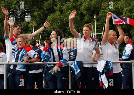 Britische Olympische-Athleten Welle während der Siegesparade London 2012 für Team GB und GB Paralympischen Athleten in London Großbritannien 10. September 2012. Stockfoto