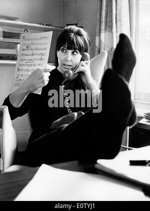 Entertainer Anita Harris am Telefon Stockfoto