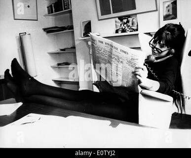 Entertainer Anita Harris am Telefon Stockfoto