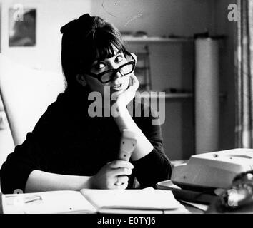 Porträt von Entertainer Anita Harris am Schreibtisch Stockfoto