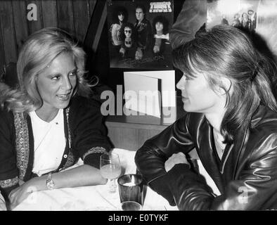 Sängerin Francoise Hardy hat Mittagessen mit einem Freund Stockfoto