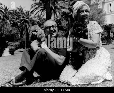 Schauspieler Harold Lloyd und Mildred Davis in ihrem Garten mit Hunden Stockfoto