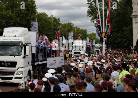 Massen jubeln während die Parade der Mall während der Siegesparade London 2012 für Team GB und GB Paralympischen Athleten in London Britain10 September 2012 durchläuft. Stockfoto