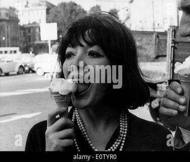 Juliette Greco essen Eis mit Ehemann Michel Piccoli Stockfoto