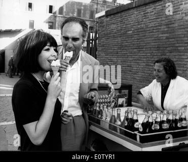 Juliette Greco essen Eis mit Ehemann Michel Piccoli Stockfoto