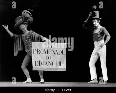 Französischer Pantomime Marcel Marceau auf der Bühne mit einem anderen mime Stockfoto