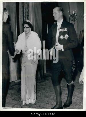 10. Oktober 1960 - Gala Performance am Royal Opera House: HM The Queen und andere Mitglieder der königlichen Familie besucht die Gala-Vorstellung heute Abend am Covent Garden-in Ehren des Königs und der Königin von Nepal. Das Foto zeigt. Königin Ratna von Nepal in Begleitung des Herzogs von Edinburgh-Wer trägt Kniebundhose, als sie heute Abend in Covent Garden begrüßt wird. Stockfoto