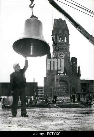 10. Oktober 1960 - die "ermahnende Glocke für Verkehrsopfer": Anlässlich des Kongresses der Bundesverkehrsabteilung, der am 12. Oktober in Berlin beginnt (vor der berühmten Gedächtniskirche) In West-Berlin wurde ein Glockenturm aus Stahl errichtet, in dem alle 37 Minuten während dieses Kongresses eine 600 kg schwere Glockemich erklingt. Es ist an das Gewissen der Menschen zu appellieren, da alle 37 Minuten ein Mensch bei einem Verkehrsunfall sein Leben verliert Deutschland. Foto zeigt: Die ''ermahnende Glocke für Verkehrsopfer'' wird auf den Glockenturm gehisst. Stockfoto