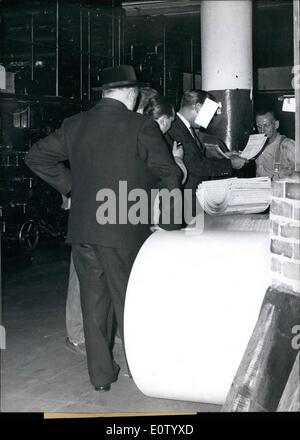 10. Oktober 1960 - die kommunistische '' Wahrheit '' in West-Berlin beschlagnahmt: West-Berliner Detektiv Offiziere beschlagnahmt am Abend des Oct.7th in einer Druckmaschine im West-Berliner Bezirk Hochzeit das Problem des Papiers '' The Truth"(Wahrheit sterben) für den 8. Oktober. Dieses Papier veröffentlicht Auszüge aus Ulbrichtss Rede vor den sogenannten '' Volkskammer ''. Diese Rede des Vorsitzenden von der kommunistischen Partei der DDR ist eine Beleidigung für die westlichen Alliierten Mights. Foto zeigt: Detective Offiziere Beschlagnahme von Matrizen in der Druckmaschine. Stockfoto