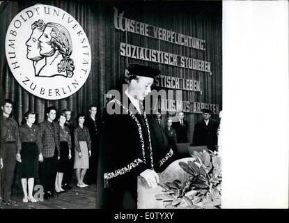 10. Oktober 1960 - 3600 Studenten der Humboldt-Universität von East Berlin...... musste nach ihrer Immatrikulation in der Friedrichstradt - Palast in der Öffentlichkeit Versprechen: '' sozialistisch studieren und eine sozialistische Leben führen ''. OPS: Prof. Dr. Naumann während seiner Rede. Stockfoto