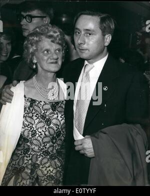 10. Oktober 1960 - bei Film-Premiere. Foto zeigt Alan Sillitoe und seine Mutter im Bild wenn sie letzte Nacht-Premiere des Films "Samstag Abend und Sonntag Morgen '', am Warner Theater besucht. Stockfoto