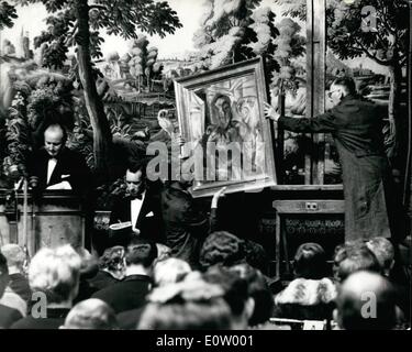 10. Oktober 1960 - Gestern Abend war Picasso Nacht bei Sotheby's neunundzwanzig Bilder für 5,227,400 verkauft; Alle Reichen und Berühmten Londons schienen unter der Menge zu sein, die den Verkauf von 51 modernen Gemälden und Zeichnungen bei Sotheby's The London Auktionatoren besuchte, letzte Nacht, unter den Bildern waren 29 picasso's, die für 227,000 verkauft wurden. Foto zeigt Picassos ''Femme Assise dand un Fauteuil''' wird aus dem Stand entfernt, nachdem es während des Verkaufs in Sotheby's Night verkauft wurde. Stockfoto