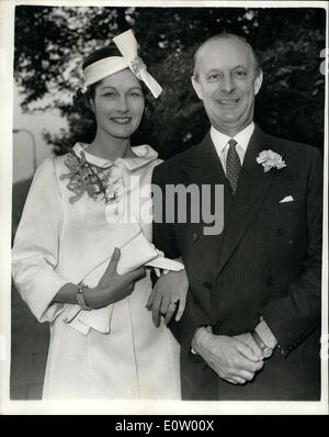 10. Oktober 1960 - Viscount Astor vermählten.: 53-jährige Viscount Astor von Cliveden und 29-jährige Miss Bronwen Pugh, London Modell und ehemalige TV-Ansager, heirateten heute in Hampstead Standesamt. Sie kündigten ihre Verlobung letzte Nacht. Dies ist Viscount Aster dritte Ehe. Die Braut ist die Tochter von Sir Alun Pugh, die Land-Richter und Lady Pugh, des Pilgers Lane, Hampstead. Foto zeigt das Brautpaar nach der Zeremonie heute. Stockfoto