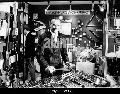 Dirigenten Malcolm Sargent in einem Musikgeschäft Stockfoto