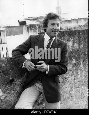 Roddy Llewellyn auf einer Brücke in London Stockfoto