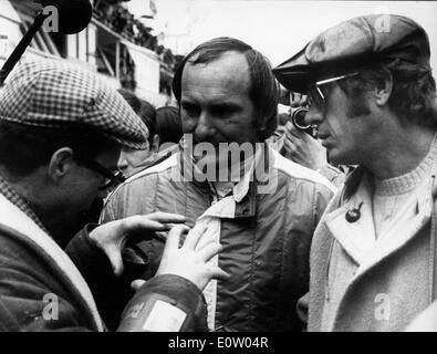 Steve McQueen im Gespräch mit Menschen auf der Rennstrecke Stockfoto