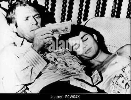 Steve McQueen und Ali MacGraw Frau im Bett Stockfoto