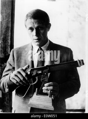 Schauspieler Steve McQueen mit einer Pistole Stockfoto