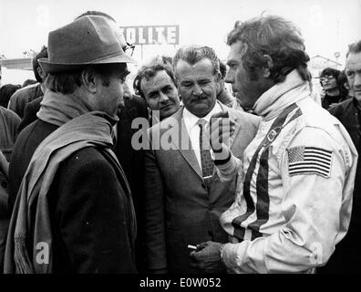 Steve McQueen im Gespräch mit Menschen auf der Rennstrecke Stockfoto