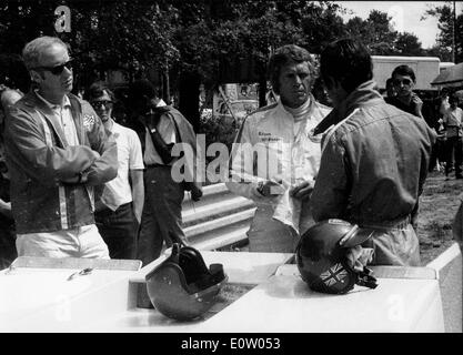 Steve McQueen im Gespräch mit einem anderen Treiber Stockfoto