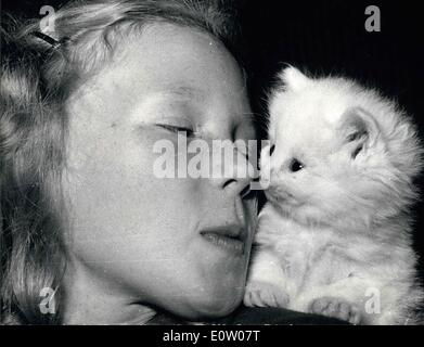 10. Oktober 1960 - Foto zeigt: Eine Studie über ein kleines Mädchen mit einem weißen Perser Kätzchen, gesehen bei der jährlichen Katzenausstellung jetzt wird an der Maison Des Centraux, Paris. Stockfoto