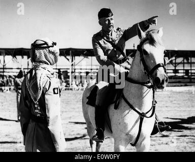 General-Leutnant John Glubb reitet auf dem Pferd Stockfoto