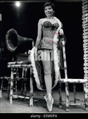 1. November 1960 - Zizi Jeanmaire probt für London Saison: französische Tänzerin Zizi Jeanmaire probte heute für die erste Londoner Saison Revue Entertainment '' Tour de Chant'', die das Gefühl von Paris letztes Jahr war. Auch werden in das Programm der Welt-Ballett-Premiere Regen basierend auf dem Roman von Somerset Maughan. Die 3 1/2 Wochen-Saison beginnt am 2. November im Royalty Theatre. Foto zeigt Zizi Jeanmaire in einer Szene aus Regen, während die heutige Probe abgebildet. Stockfoto