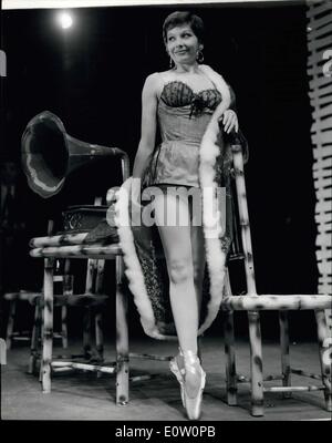 1. November 1960 - probt Zizi Jeanmaire für Londoner Saison. Französische Tänzerin Zizi Jeanmaire für die erste Londoner Saison Revue Entertainment probte '' Tour de Chant ", das war die Sensation von Paris. Im Programm wird auch die Welt Ballett Premi? Re '' Regen '' - basierend auf dem Roman von Somerset Maughan. Die 3?-Wochen-Saison beginnt im Royalty Theatre am 2. November. Keystone-Fotoshows:-Zizi Jeanmaire abgebildet in einer Szene aus "Regen", während der Proben. Stockfoto