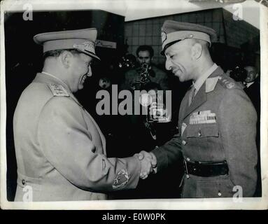 2. November 1960 - 11.02.60 König von Afghanistan auf Besuch in Jugoslawien. König Mohammed Zahir Schah von Afghanistan ist jetzt zu einem offiziellen Besuch nach Jugoslawien. Keystone-Fotoshows: Präsident Tito Händeschütteln mit König Mohammed Zahir Shah wenn Letztere kamen an Batajnica Flughafen, nr. Belgrad. Stockfoto