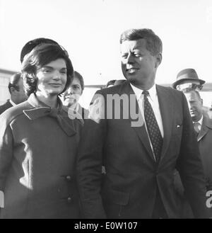 Präsident Kennedy stehend mit Frau Jackie Stockfoto