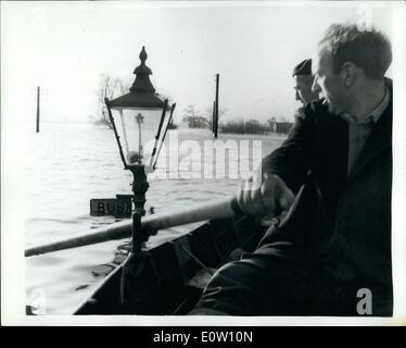 11. November 1960 - schwere Überschwemmungen In Yorkshire. Sportboote von Park Seen waren, Methley, Yorkshire gestern 35 Personen in ihren überfluteten Häusern, speichern, nachdem River Calder, seine Ufer geplatzt stürzte. Es gab sieben Fuß Hochwasser in der Hauptstraße der Stadt, Keystone Foto zeigt:-das Bus-Schild an der Gaslampe gelingt nur über sieben Füße von Wasser in der Hauptstraße von Methley, Yorks, als Männer Zeile um die Rettung von Menschen in ihren überfluteten Häusern Oberfläche. Stockfoto