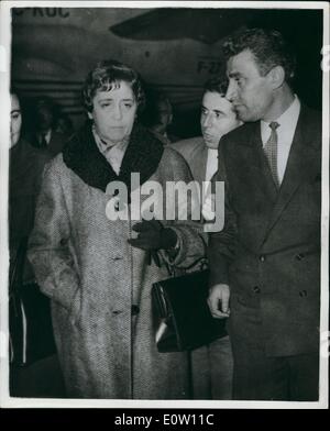 11. November 1960 - Mrs Menderes besucht Mann ehemaliger Ministerpräsident der Türkei auf Gefängnisinsel: Frau Berlin Menderes - Frau des ehemaligen Ministerpräsidenten der Türkei Adnan Menderes besuchte vor kurzem ihren Mann - jetzt im Gefängnis mit anderen Mitgliedern von seinem Regime ganzen Prozess zahlreiche wegen unterziehen. Herr Menderes ist auf der Insel von Yassiada Mr, Menderes ist einer der die Anklage gegen ihn - gelöscht aber hat viele andere immer noch ausgesetzt. Das Foto zeigt Frau, Berlin Menderes nach dem Besuch ihres Mannes auf der Insel Yassiada. Stockfoto