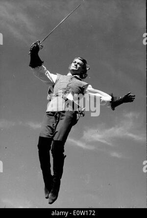 Jean Marais fliegen in einer Szene aus einem Film Stockfoto