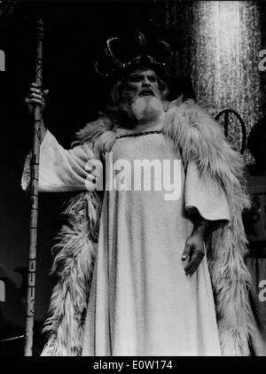 Schauspieler Jean Marais im Kostüm als Alter Mann Stockfoto