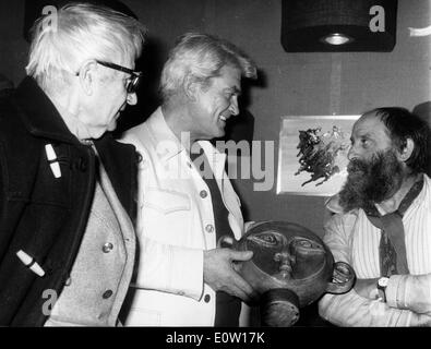 Jean Marais im Gespräch mit einem bärtigen Mann Stockfoto
