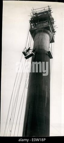 11. November 1960 - Duke Of York Spalte erhält A Clean Up: die Spalte auf dem steht die berühmte Statue des The Duke Of York, der ehemalige Oberbefehlshaber der Armee, ist erstmals seit 120 Jahren für Thew geschrubbt werden. Die Spalte, die in 1833 steht am Fuße des Waterloo-Ort, abseits der Mall genommen wurde. Das Foto zeigt. Mann in eine der wiegen-bei der Arbeit in der Spalte heute Nachmittag. Stockfoto