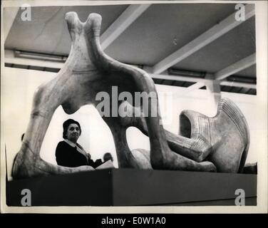 11. November 1960 - Henry Moore Skulpturen auf der Messe in Whitechapel.: eine Ausstellung der Skulptur von Henry Moore in den letzten zehn Jahren - hergestellt in der Whitechapel Art Gallery statt. Foto zeigt Reclining Figur 1951 die 90 '' lange - wird von einem Besucher in den Galerien heute Nachmittag untersucht. Stockfoto